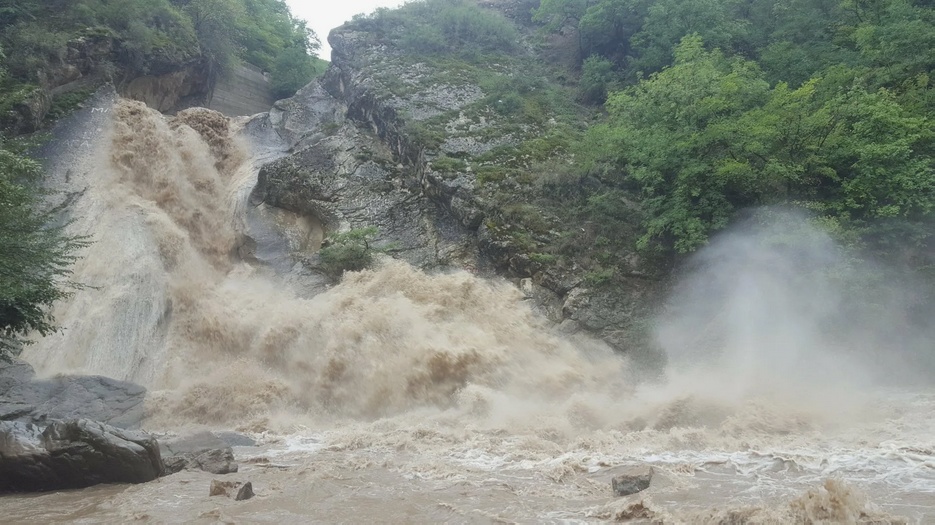 Хучнинский водопад весной